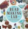 Bead Making Lab - 52 Explorations for Crafting Beads from Polymer Clay, Plastic, Paper, Stone, Wood, Fiber, and Wire (Paperback) - Heather Powers Photo