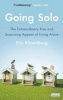 Going Solo - The Extraordinary Rise and Surprising Appeal of Living Alone (Paperback) - Eric Klinenberg Photo