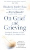 On Grief and Grieving - Finding the Meaning of Grief Through the Five Stages of Loss (Paperback, Re-issue) - David Kubler Ross Photo