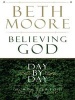 Believing God Day by Day - Growing Your Faith All Year Long (Large print, Paperback, large type edition) - Beth Moore Photo