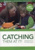 Catching Them at It! - Assessment in the Early Years (Paperback) - Sally Featherstone Photo