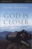 God Is Closer Than You Think Participant's Guide - Six Sessions on Experiencing the Presence of God (Paperback, Participant's G) - John Ortberg Photo