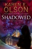 Shadowed (Large print, Hardcover, Large type edition) - Karen E Olson Photo