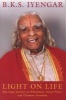 Light on Life - The Yoga Journey to Wholeness, Inner Peace, and Ultimate Freedom (Paperback) - B K S Iyengar Photo