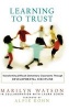 Learning to Trust - Transforming Difficult Elementary Classrooms Through Developmental Discipline (Hardcover, 1st ed) - Marilyn Watson Photo