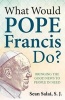 What Would Pope Francis Do? - Bringing the Good News to People in Need (Paperback) - Sean Salai Photo